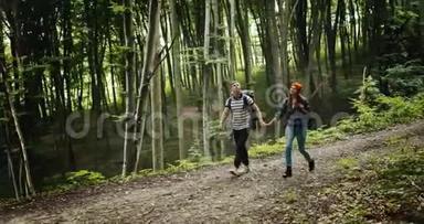 背包情侣在森林里散步